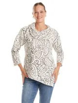 Buzo de tejido soft labrado con diseño floral, cuello volcado con detalle de botones en la solapa, mangas tres cuartos con hombros caídos y ruedo asimétrico en punta.
