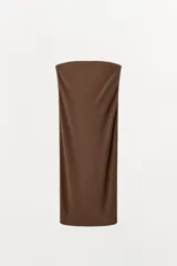 Vestido midi de escote recto y diseño strapless, con corte recto y abertura en la espalda.