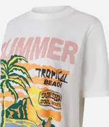 Remera de algodón color blanco, de corte alargado, con cuello redondo y manga corta. Presenta una estampa frontal de estilo tropical con palmeras, flores y texto 'Summer Tropical Beach'.