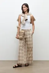 Top de canalé color blanco, con diseño ajustado al cuerpo y escote redondo sin mangas.