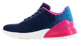 Championes deportivos Push modelo Mati, de color azul marino con detalles en fucsia y suela blanca. Presentan un diseño de tejido de malla transpirable, cierre con cordones y refuerzo en el talón.