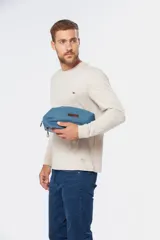 Neceser gris con base azul marino y cierre superior.