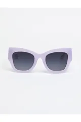 Lentes de sol Tiwi modelo Mayfair, con montura cuadrada de acetato color lila brillante y lentes degradadas en tono azulado.