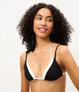 Top de bikini triangular de microfibra, color negro con bies contrastante en color blanco, tazas removibles y tiras finas para atar al cuello y en la espalda.
