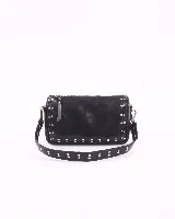 Bandolera negra de cuero con tachas plateadas, cierre superior y correa desmontable con tachas.