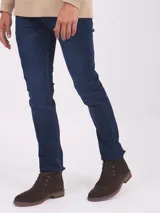 Botín acordonado de gamuza color marrón chocolate con suela de goma.