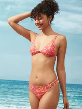 Top de bikini triangular con estampado en tonos rosados y naranjas, tirantes dobles y copas removibles.