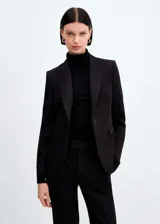 Blazer de corte entallado y diseño recto, con cuello de solapa con muesca, hombros estructurados y manga larga. Cuenta con dos bolsillos de ribete delanteros, detalle de pinzas y abertura posterior.