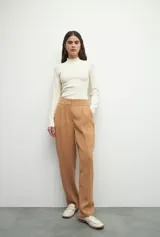 Pantalón sastrero negro de pretina ancha, corte recto y pinzado, con cierre.