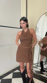 Top de cuello halter con textura arrugada, color marrón, confeccionado en tejido crepé elástico.