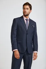 Ambo formal compuesto por saco de dos botones y pantalón de vestir a juego, en color azul marino. El saco presenta solapas clásicas y bolsillos con solapa, mientras que el pantalón tiene un corte recto y elegante.