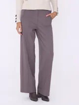 Pantalón de vestir gris topo, de corte palazzo, con cintura elastizada y bolsillos laterales.