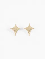 Par de aros tipo caravana con forma de estrella de cuatro puntas, color plateado y textura irregular.