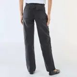 Jean de corte recto y tiro medio, confeccionado en denim de algodón color negro. Presenta diseño clásico de cinco bolsillos, cierre frontal con cremallera y botón metálico.