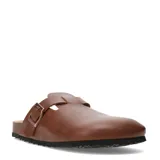 Zuecos de mujer con capellada cerrada en material sintético color marrón, detalle de correa con hebilla metálica ajustable y suela de corcho con base de goma.