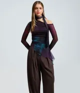 Pantalón sastre de corte barrel, color gris oscuro, con cintura alta, pinzas delanteras y diseño de pierna ancha.