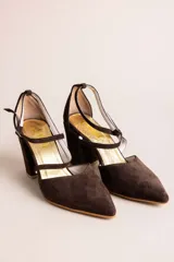Zapato de taco alto azul oscuro, confeccionado en gamuza, con diseño de punta fina, escote en V y tiras cruzadas en diagonal con hebilla ajustable en el tobillo.