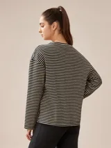 Buzo de manga larga a rayas horizontales color beige y blanco.