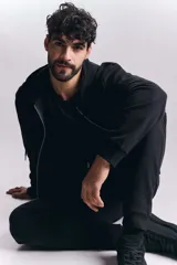 Pantalón deportivo tipo jogger color negro con tejido interior afelpado, corte clásico y cintura elástica.