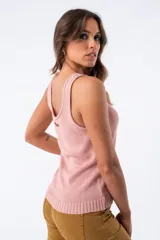 Musculosa de hilo color rosa con escote redondo y terminaciones acanaladas.