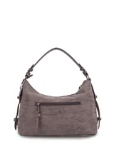 Cartera de hombro tipo hobo Hush Puppies modelo Dover, confeccionada en ecocuero color marrón. Cuenta con un compartimento principal con cierre, un bolsillo delantero con solapa y broche imantado con el logotipo de la marca, y una correa de hombro ajustable.