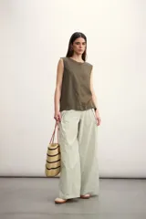 Blusa sin mangas color rosado con cuello redondo y corte holgado.