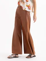 Pantalón ancho de cuero color marrón, con diseño de corte amplio y talle alto.
