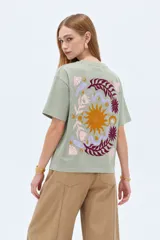 Remera blanca de manga corta, cuello redondo a la base y diseño holgado, confeccionada en algodón.