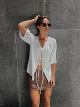 Camisa blanca de tusor de algodón, con lazos regulables al frente y corte relajado.