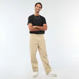 Pantalón baggy color beige confeccionado en twill, de corte recto y holgado con diseño clásico de cinco bolsillos.