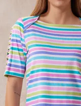 Remera de algodón a rayas horizontales en tonos rosa, celeste, verde y lila. Tiene cuello redondo y mangas cortas con detalle de entrelazado y aberturas en los hombros.