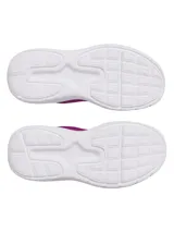 Championes de running Under Armour modelo Phade RN 3, color fucsia con suela blanca. Presentan parte superior de malla transpirable, logo de la marca en el lateral y entresuela de EVA para mayor amortiguación.
