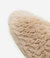 Pantufla cerrada de mujer con textura de peluche suave en color negro, diseñada para brindar comodidad en el hogar.