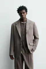 Blazer de corte regular fit confeccionado en tejido de lana de origen italiano. Presenta cuello con solapas de muesca, cierre frontal de un botón, bolsillos laterales con solapa y bolsillo de vivo en el pecho. Incluye abertura central en la espalda y forro interior con bolsillo.