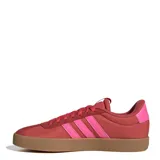 Championes Adidas VL Court 3.0 de estilo urbano, con diseño retro y silueta atemporal. Presentan una combinación de tonos rojos y rosados con las icónicas tres bandas laterales y suela de goma color marrón.