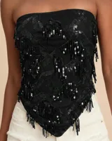 Top strapless negro con diseño de pañuelo, decorado con lentejuelas y flecos de cuentas.