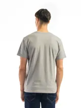 Remera de corte clásico con cuello redondo, confeccionada en algodón preencogido para mayor durabilidad y comodidad.
