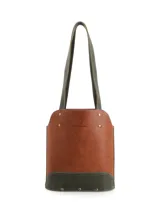 Matera de cuero con diseño bicolor en tonos marrón y verde oliva, con correas largas para hombro y detalles de remaches metálicos. Incluye logo de la marca grabado en el frente.