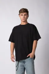 Remera negra de corte oversize con cuello redondo y mangas cortas. Presenta la palabra "simplify" bordada en el pecho en el mismo tono. Confeccionada en tejido de punto con textura sutil tipo waffle.