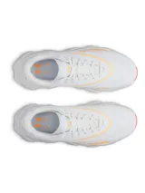 Championes de running Under Armour modelo Halo Runner SE, color blanco con detalles en naranja. Presentan una entresuela voluminosa con diseño estructurado y suela de goma con tracción.