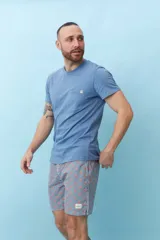 Bermuda de hombre azul con estampado de flores blancas y cordón ajustable en la cintura.