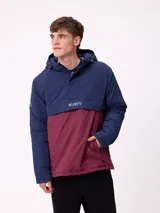 Campera tipo canguro con capucha, diseño color block en azul marino y bordó. Cuenta con cierre frontal parcial, bolsillos laterales y logo de la marca bordado en el pecho.