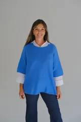 Sweater de punto color azul vibrante, con cuello redondo y mangas tres cuartos de corte holgado.