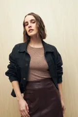 Top marrón de manga larga con textura metalizada y acabado glitter.