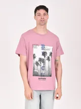 Remera blanca de mangas cortas con estampa de la ciudad de Nueva York.