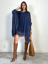 Vestido tipo remerón de seda italiana, color azul marino, con diseño holgado, cuello redondo y mangas amplias tipo murciélago.