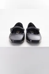 Ballerinas color borgoña con estampado croco, punta redondeada y tira sobre el empeine con hebilla metálica.