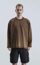 Buzo de cuello redondo con calce oversize y hombros caídos. Confeccionado en algodón gamuzado pesado con un proceso de lavado efecto óxido que genera un tono irregular. Presenta costuras expuestas a contratono y detalles de roturas en cuello, puños y ruedo, logrando una estética desgastada.