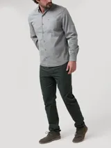 Pantalón de hombre de cotelé color verde oscuro, con ajuste moderno y cierre de broche y cremallera.