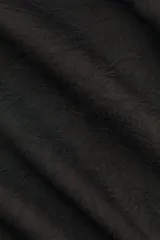 Vestido corto de corte holgado en tejido con textura levemente arrugada. Presenta cuello elevado, pliegues en un hombro que crean un efecto drapeado frontal, mangas largas con puños rectos y cierre oculto en la espalda.